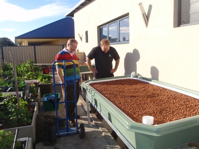 Joel consulting with Neville over his new BYAP system.JPG