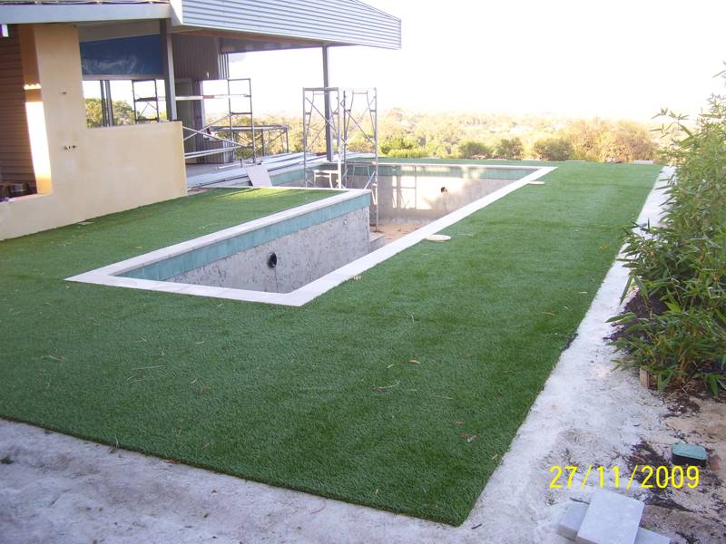 Pool-Lawn-02.JPG