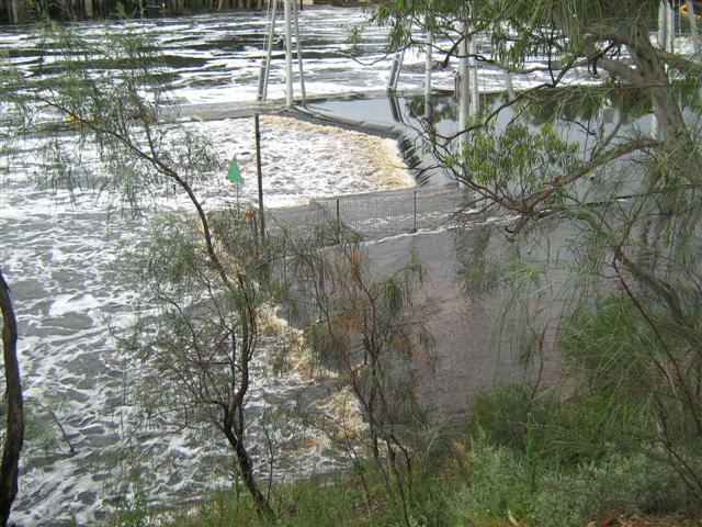 Lock & weir on the Murray River in flood 10.01.11.jpg