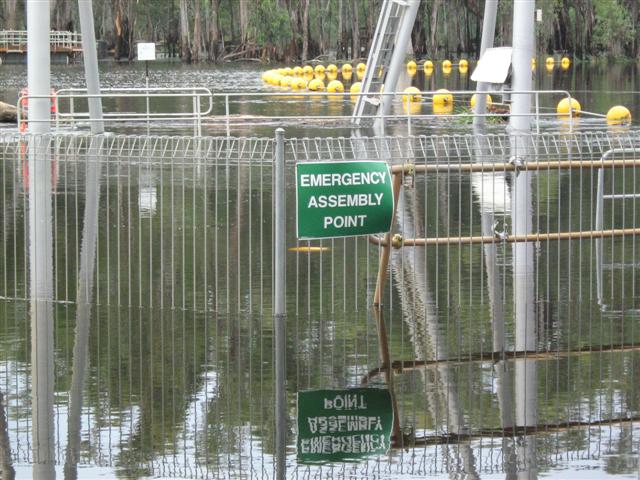 Lock & weir 10. 01.2011.jpg