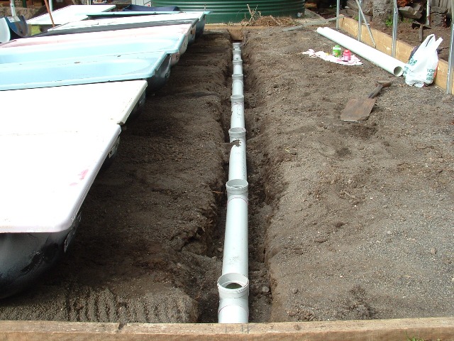 Aquaponic bathtub plumbing july 2007 001.jpg