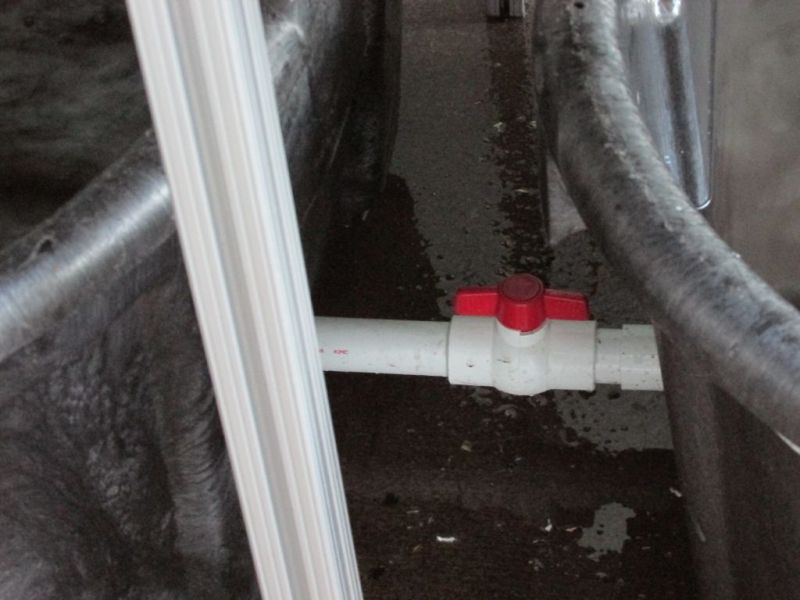 leaky between tanks.jpg