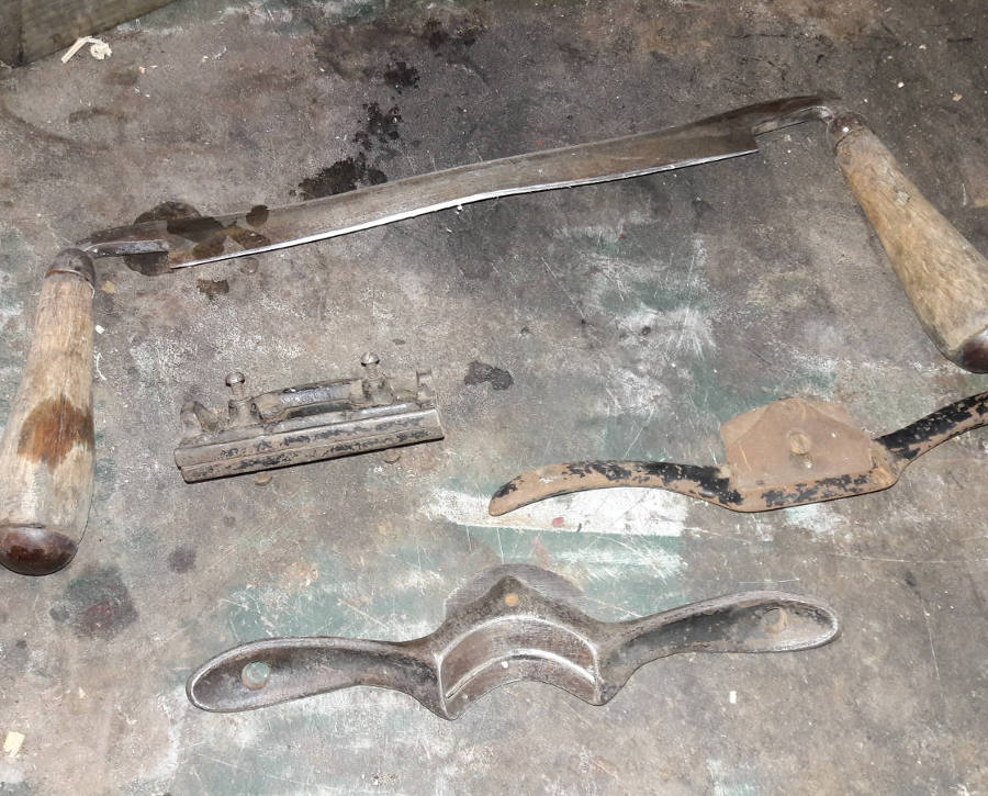 Old-wood-working-tools-spoke-shaves.jpg