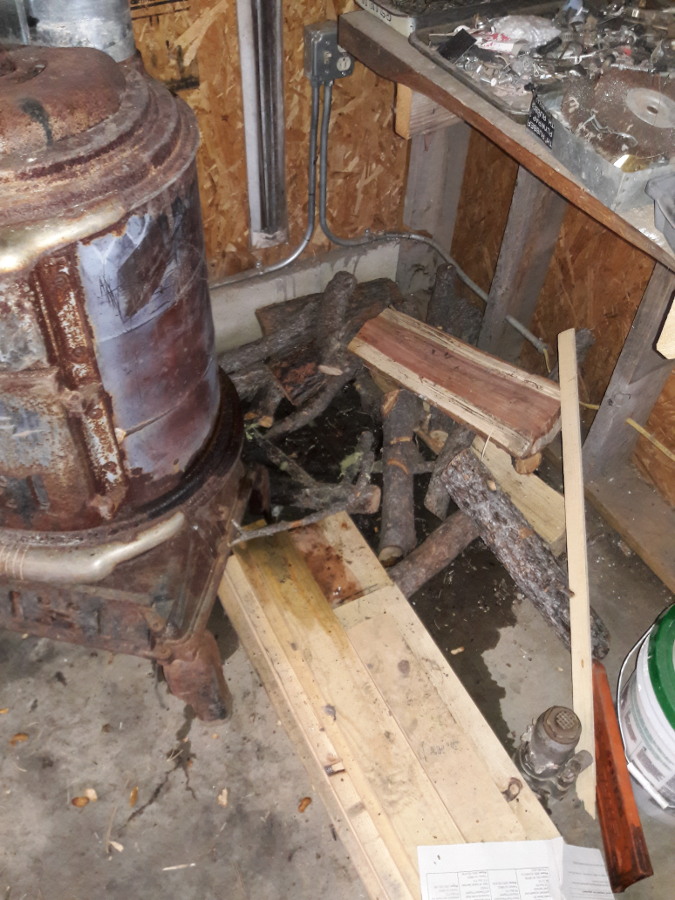 Pot-bellied-stove-installed-in-shop-no-pipe-cap-leaked-Oct-23rd-2018.jpg