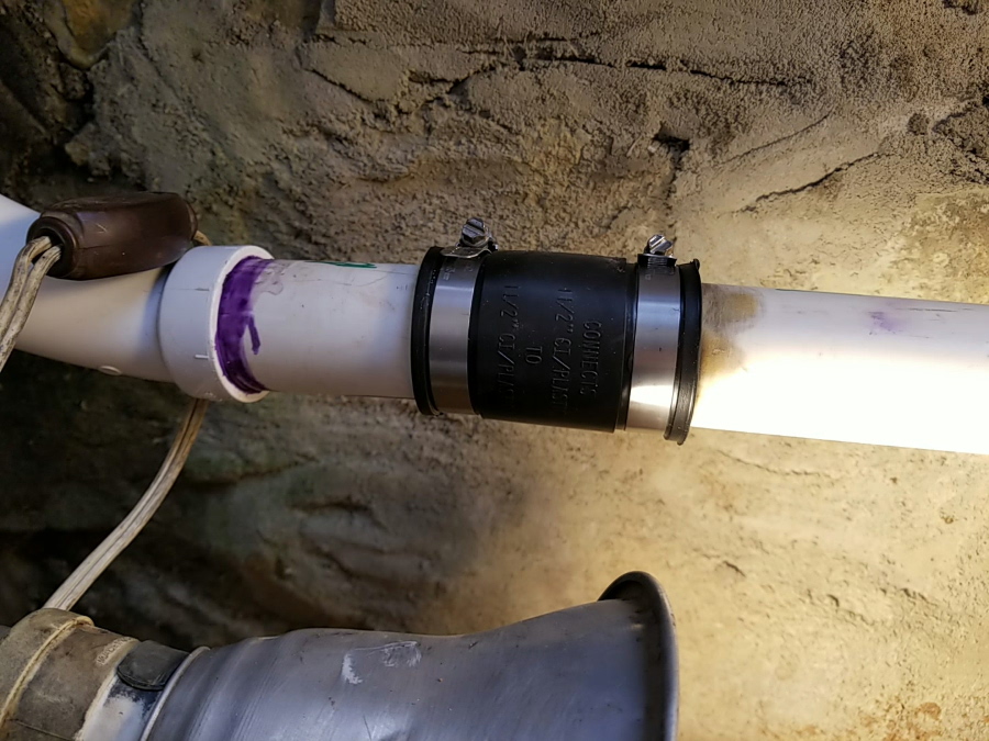 Fixing-the-fishtank-SLO-outflow-rubber-sleeve-union.jpg